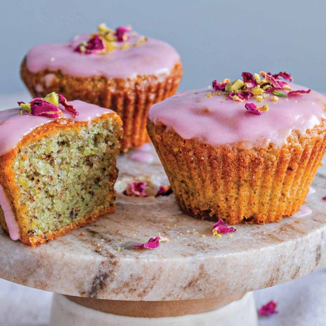 Cupcakes με γλάσο τριαντάφυλλο και φιστίκι