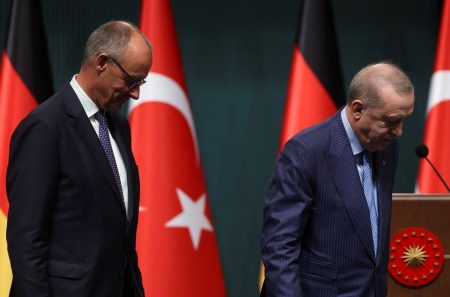 Σφοδρή κριτική για Μερτς στην Τουρκία: «Απολαμβάνει να φιμώνεται αυθαίρετα;»