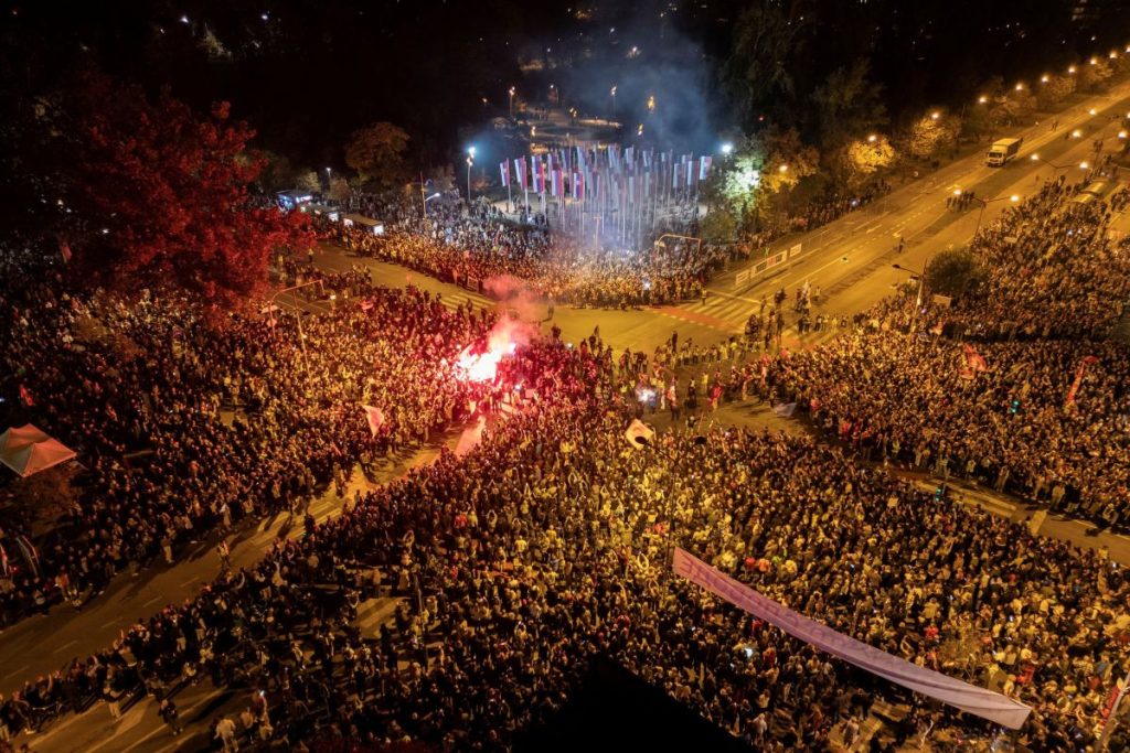 Σερβία: Συρρέουν για να τιμήσουν τα θύματα του Νόβι Σαντ