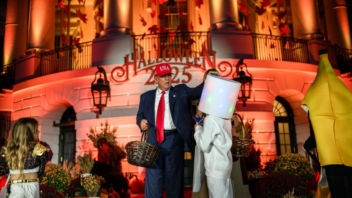 Το Halloween στον Λευκό Οίκο: Ο Donald και η Melania Trump μοίρασαν γλυκά σε εκατοντάδες μικρούς ήρωες