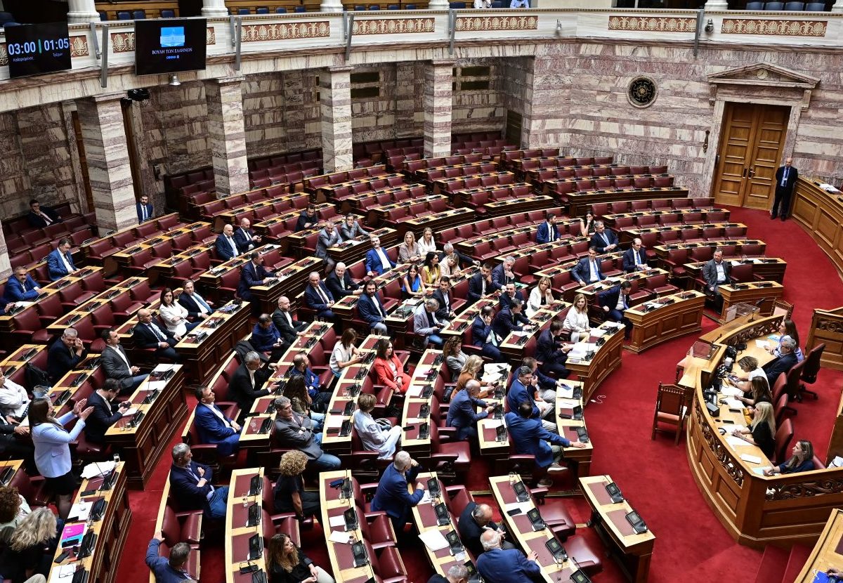 Αυτά είναι τα ΕΛΤΑ που κλείνουν – Θύελλα αντιδράσεων στη Βουλή, τι απαντά η κυβέρνηση