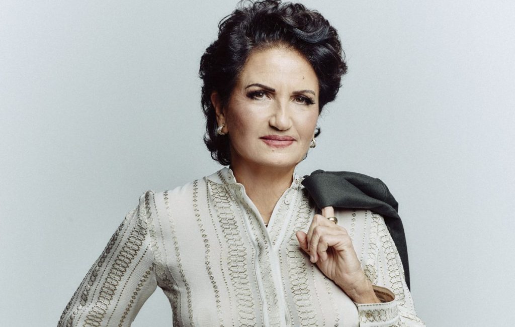 Αλκηστις Πρωτοψάλτη: «Αληθινός πλούτος δεν είναι να προσθέτεις, αλλά να μάθεις να αφαιρείς»