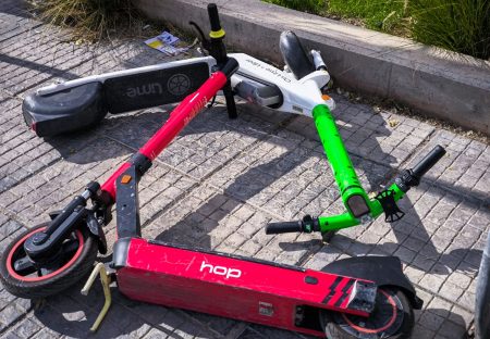 Κόντρα Θεοδωρικάκου – Δούκα για τα ηλεκτρικά πατίνια