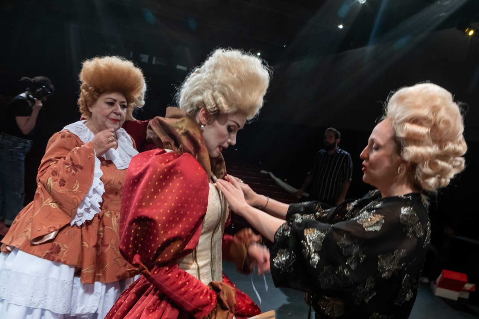 Η Έλενα Μαυρίδου φτιάχνει το κοστούμι της Ιωάννας Παππά, ενώ η Χριστίνα Τσάφου παρακολουθεί. Φωτ.: Σίσσυ Μόρφη