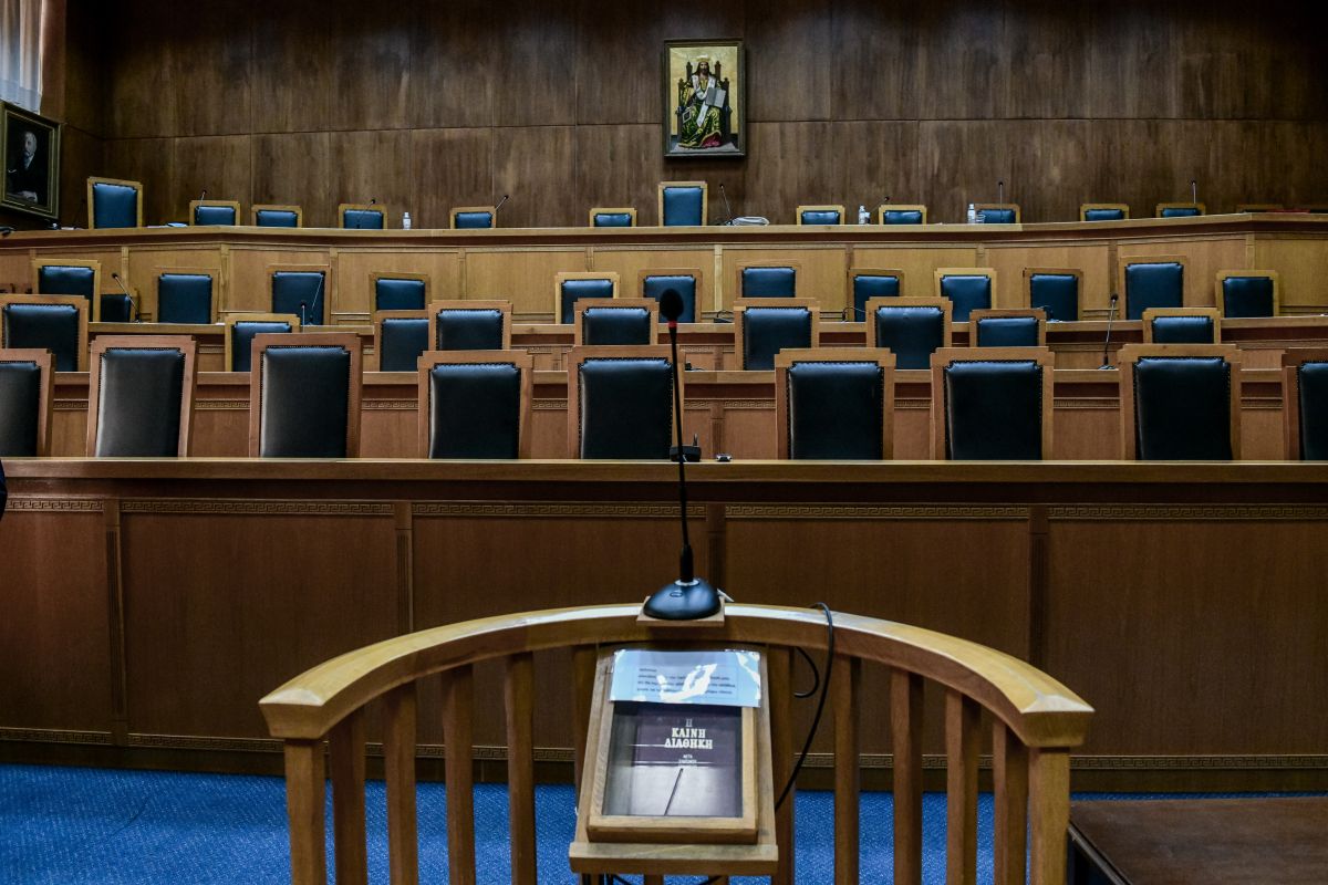 Η κυβέρνηση «απολογείται» για Δικαιοσύνη και θεσμούς