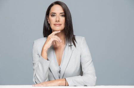 Νόνη Δούνια: «Έμαθα να συμφιλιώνομαι με την εικόνα μου, να τη φροντίζω χωρίς να την υπηρετώ»