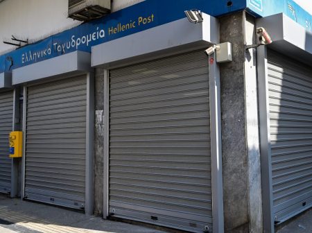 «Και από πού θα παραλάβουμε σήμερα εμείς το δέμα μας;» – Ο γολγοθάς των συνταξιούχων στα κλειστά ΕΛΤΑ