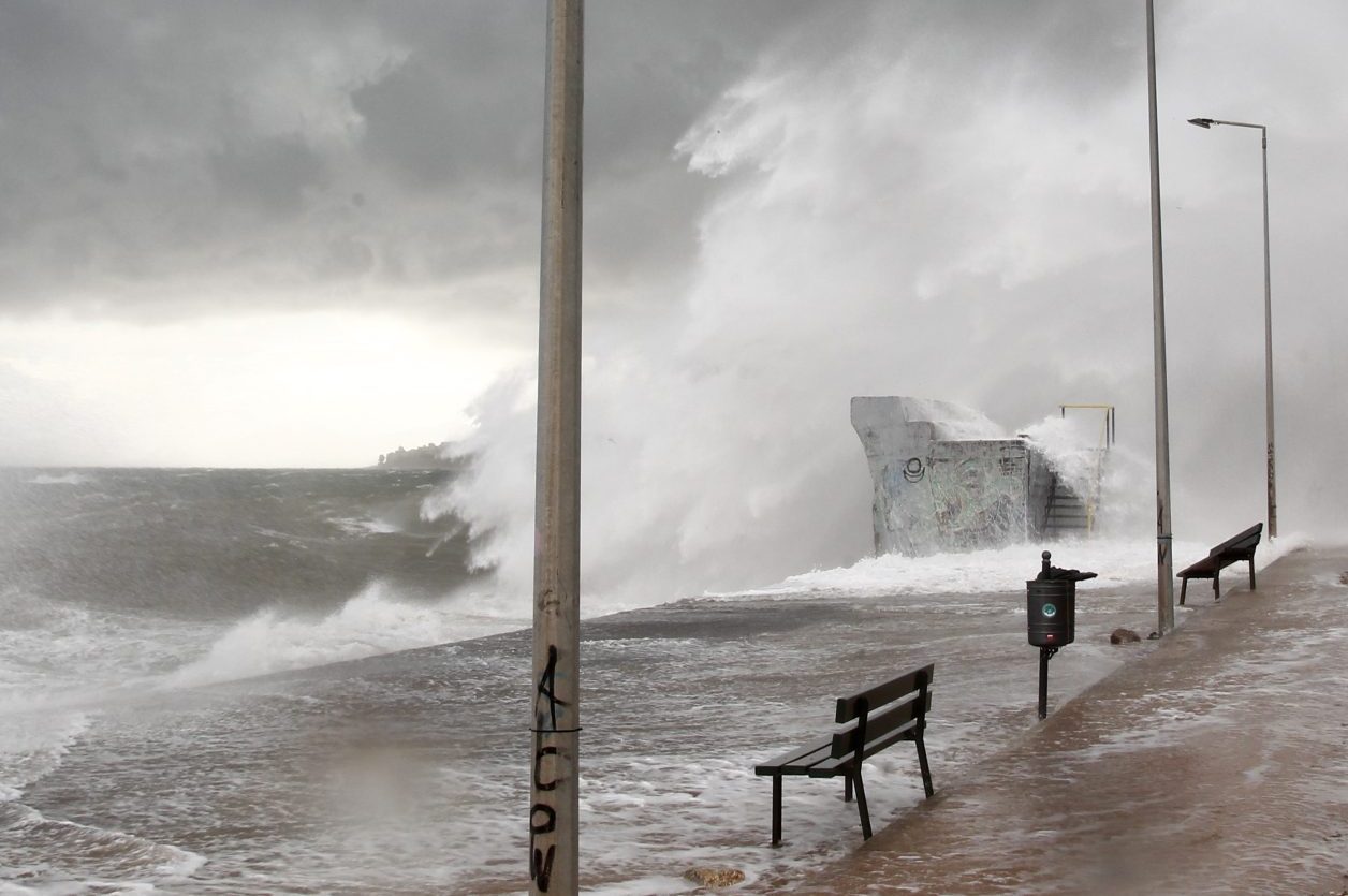 Καιρός: Το φθινόπωρο επιστρέφει – Πού θα βρέξει την Τρίτη