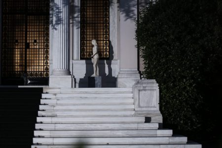 Νοέμβριος δοκιμασιών για το Μαξίμου: Νέα μέτωπα ΕΛΤΑ και ΟΠΕΚΕΠΕ, ενώ τα παλιά παραμένουν ανοιχτά