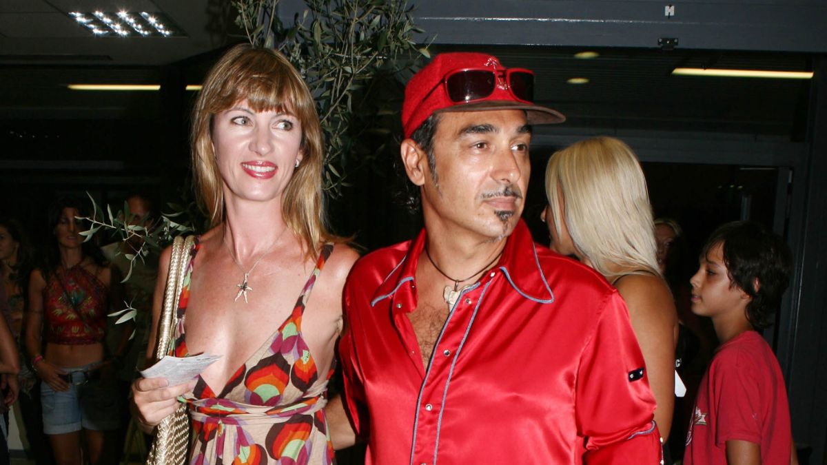 Νότης Σφακιανάκης: Πέθανε η σύζυγός του – Ο κεραυνοβόλος έρωτας στην Κω, το χρόνιο πρόβλημα υγείας και οι δηλώσεις που θα μείνουν