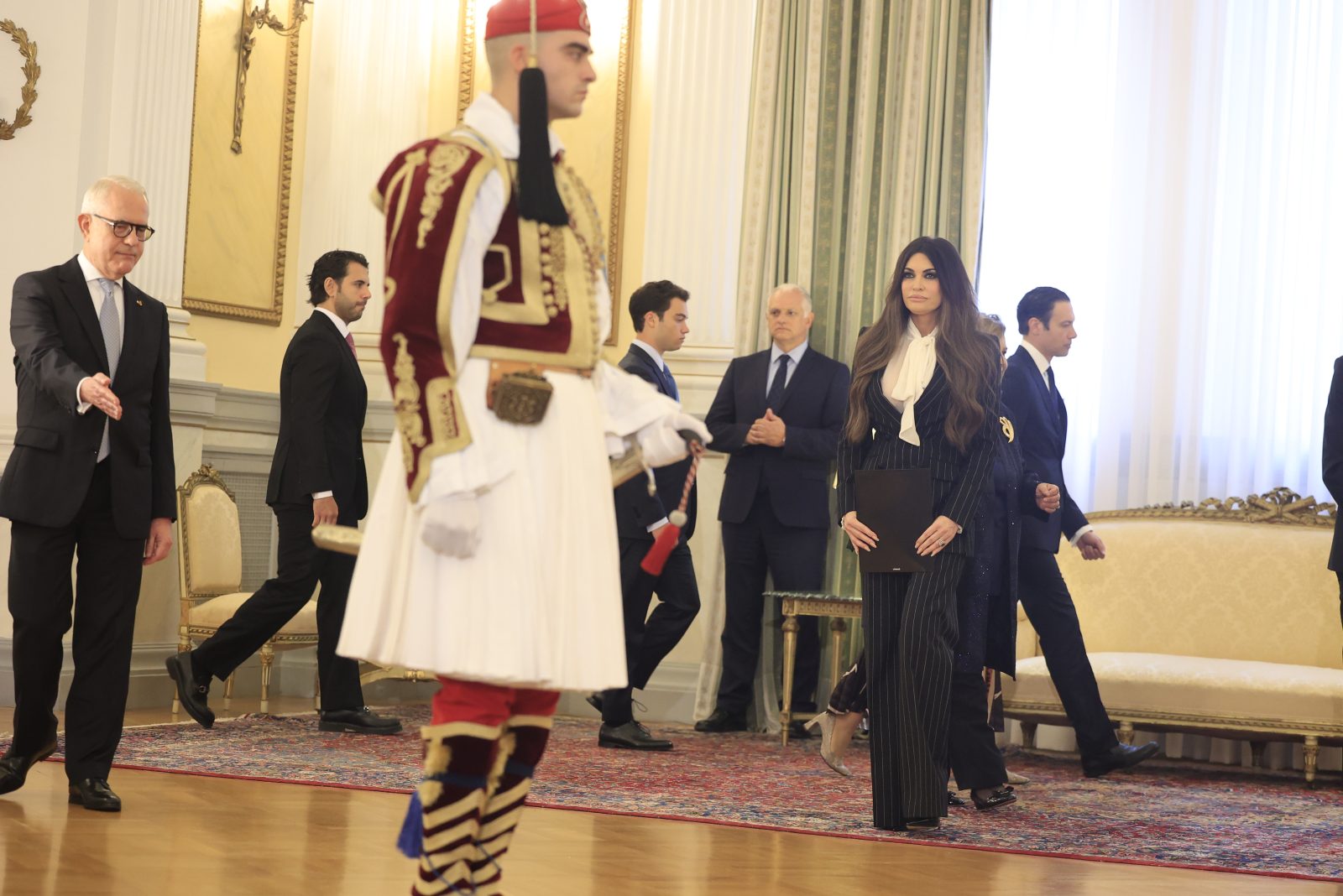 Στον Τασούλα η Γκίλφοϊλ – Ο διάλογος για Μύκονο και Σαντορίνη, οι πρώτες εικόνες