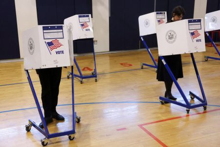 Η βαριά σκιά του Τραμπ πάνω από τις κάλπες: Οι κρίσιμες τοπικές εκλογές που δοκιμάζουν το πολιτικό κλίμα στις ΗΠΑ