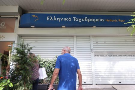 ΕΛΤΑ: Η παραίτηση Σκλήκα δεν κλείνει το μέτωπο – Οργή στη ΝΔ, πυρά από αντιπολίτευση