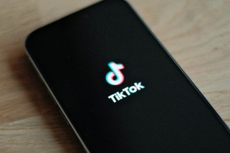 Γαλλία: Ερευνά τον αλγόριθμο του TikTok για εξώθηση ανηλίκων στην αυτοκτονία