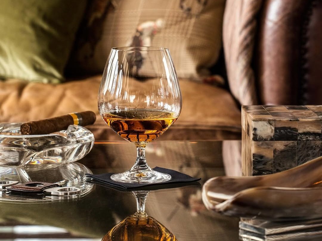 Βγαίνουμε σε 6 μπαρ-ναούς του ουίσκι στην Αθήνα