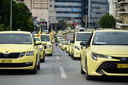 Αναστέλλεται η απεργία των ταξί – Κανονικά αύριο από τις 6 το πρωί