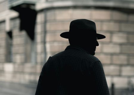 Αστυνομικοί-«σερβιτόροι» και πληροφοριοδότες με «κουμπί πανικού»