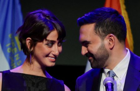 Ράμα Ντουβάτζι: Η Gen Z Πρώτη Κυρία της Νέας Υόρκης που καθόρισε τη νίκη του Μαμντάνι