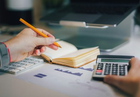 Φορολογικές ελαφρύνσεις για εκατομμύρια πολίτες – Οι νέοι στους μεγάλους κερδισμένους