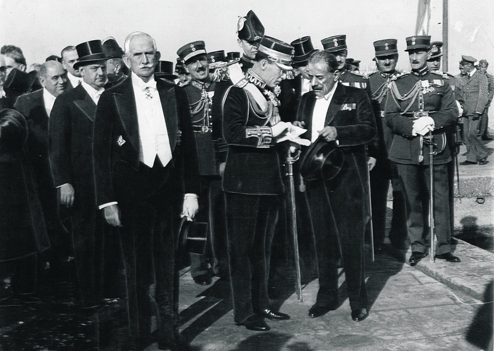 Βιβλίο: Η τεθλασμένη γραμμή της ελληνικής μοναρχίας