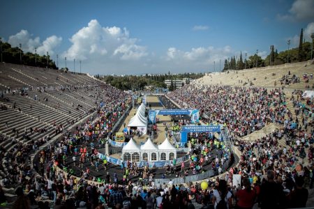 Αυθεντικός Μαραθώνιος: Πώς ο 74χρονος δρομέας Νίκος Τσατσακλάς έγινε ο αγγελιαφόρος της δρομικής χαράς