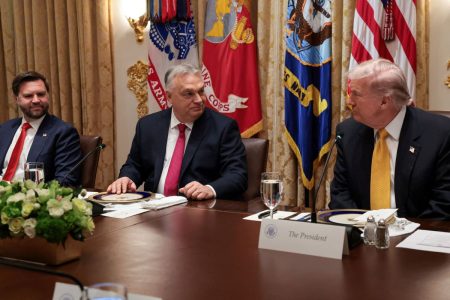 Εξαίρεση της Ουγγαρίας από κυρώσεις για το ρωσικό πετρέλαιο εξετάζει ο Τραμπ