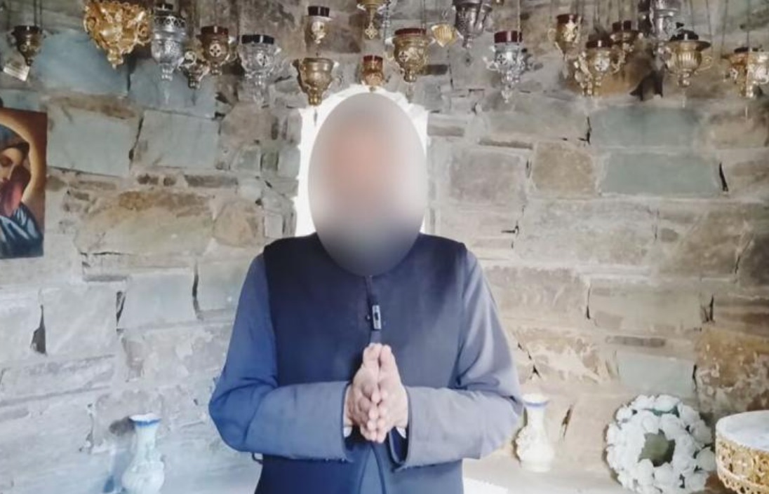 Πώς ο YouTuber ιερέας μαζί με άλλους δυο διακινούσε ναρκωτικά μέσα από ναό – Λέγανε τη κάνναβη «φανουρόπιτα»