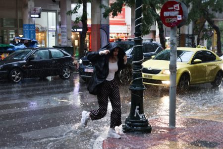 Καιρός: «Η κακοκαιρία δεν έχει τελειώσει» – Πού θα χτυπήσουν οι βροχές τις επόμενες ώρες