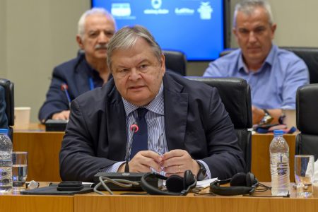 Βενιζέλος: «Η κυβέρνηση θέλει να διαμορφώσει το άρθρο 86 αφού πρώτα το καταστρατήγησε»