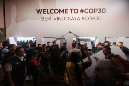 Επεισόδια στην COP30: Διαδηλωτές με ρόπαλα και τόξα εισβάλλουν στη Σύνοδο για το Κλίμα