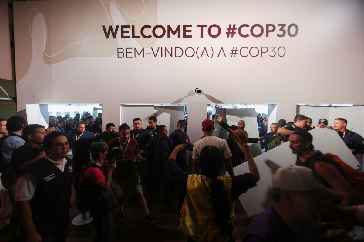 Επεισόδια στην COP30: Διαδηλωτές με ρόπαλα και τόξα εισβάλλουν στη Σύνοδο για το Κλίμα