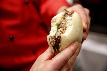 Γιαννάκος για τον 22χρονο που κατάπιε ολόκληρο μπέργκερ: «Μόνο με θαύμα θα σωθεί»