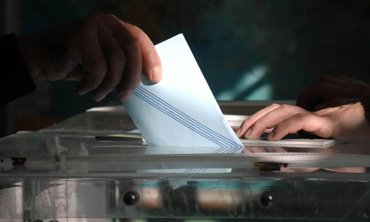 Δημοσκόπηση: Σταθερά μπροστά η ΝΔ – Θετικοί σε γεωτρήσεις και LNG οι πολίτες