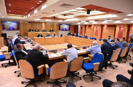 Κωνσταντέλλος σε Κυρίζογλου: «Δεν μπορείς να αποφασίζεις μόνος σου» – Ένταση στην ΚΕΔΕ για χρηματοδότηση που έκανε «φτερά»