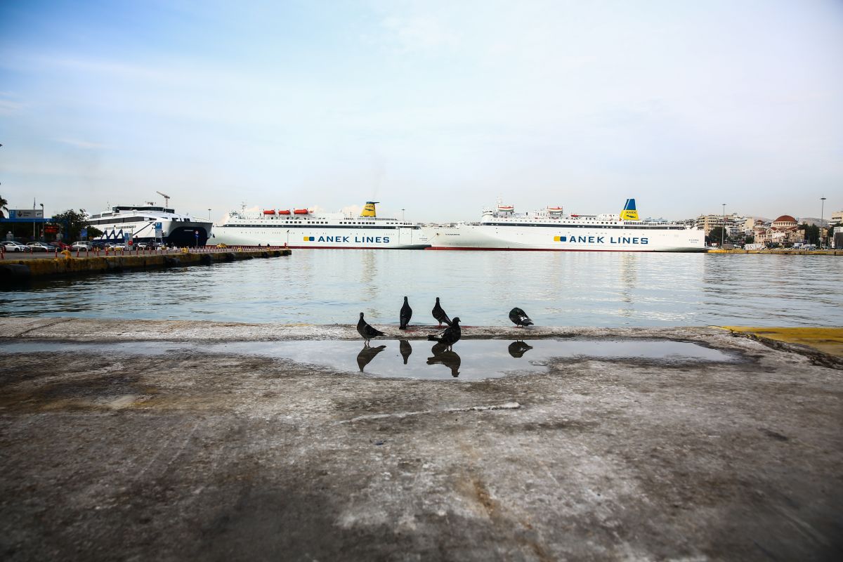 Σορός 70χρονου επέπλεε στο λιμάνι του Πειραιά