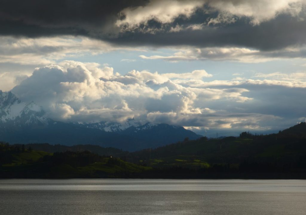 Καιρός: Πότε και πού επιστρέφουν οι βροχές – Πέφτει η θερμοκρασία