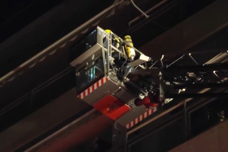 «Έσκασαν» τα ρολόγια της ΔΕΗ σε πολυκατοικία στην πλατεία Αμερικής – Εκρήξεις μέσα στη νύχτα