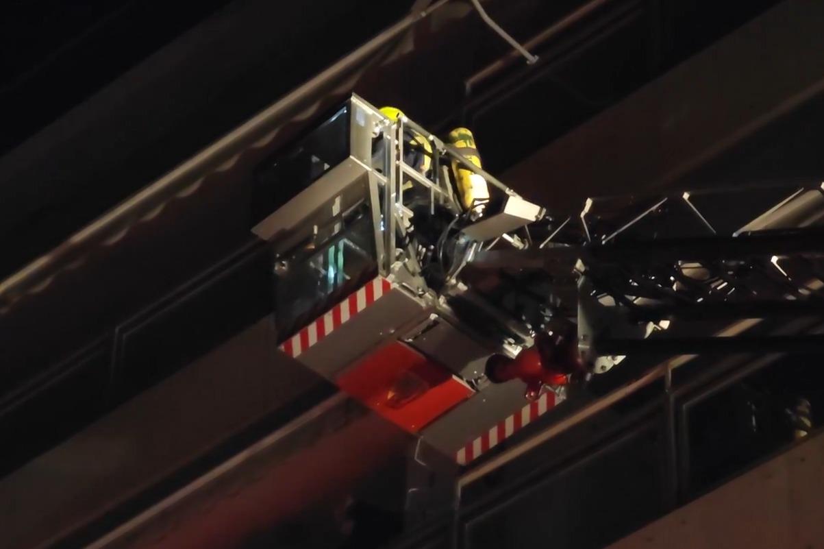 «Έσκασαν» τα ρολόγια της ΔΕΗ σε πολυκατοικία στην πλατεία Αμερικής – Εκρήξεις μέσα στη νύχτα