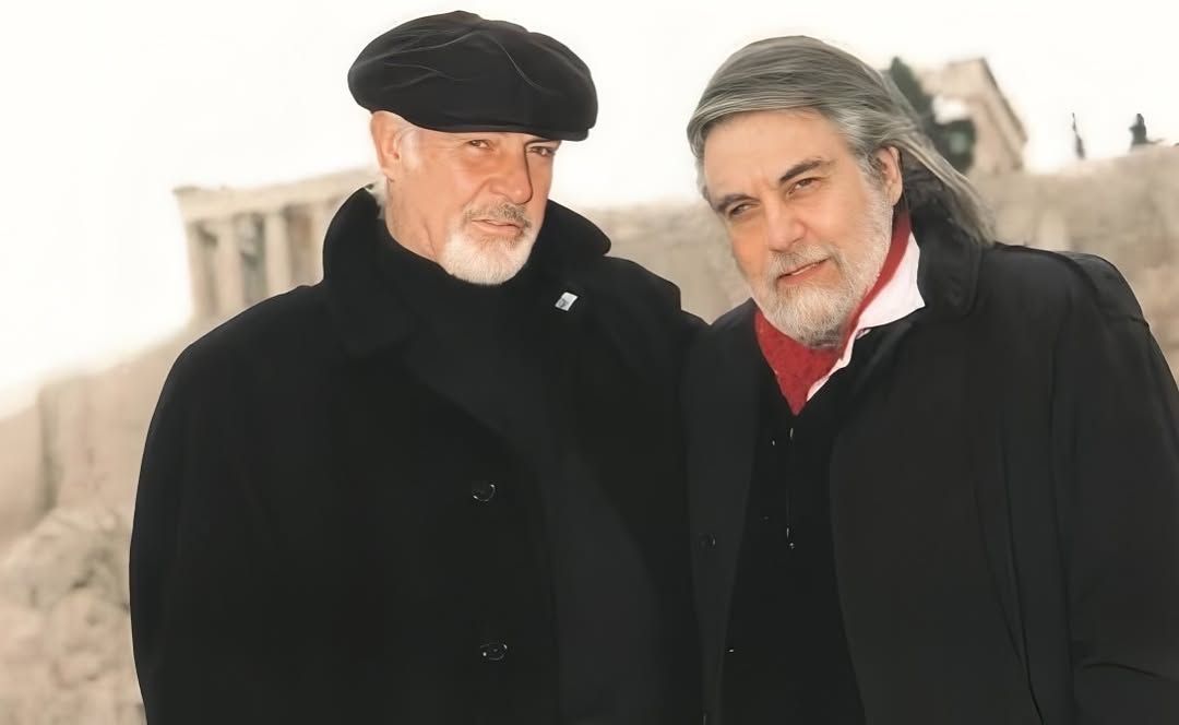 Ο Σον Κόνερι στην Ακρόπολη μαζί με τον Βαγγέλη Παπαθανασίου τον Ιανουάριο του 2001