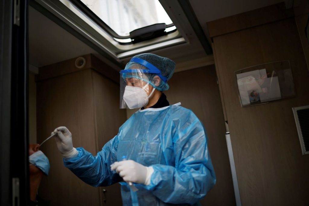 Ανησυχία για τη νέα μετάλλαξη του ιού της γρίπης – Έξι θάνατοι από Covid την τελευταία εβδομάδα