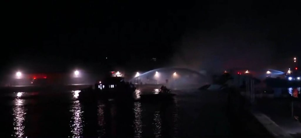 Μαρίνα Ζέας: Φωτιά σε γιοτ – Βυθίστηκαν τέσσερα