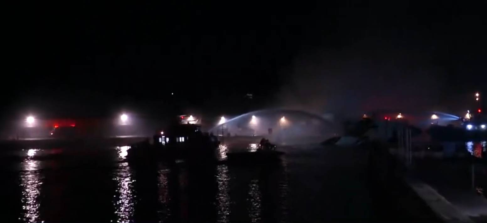 Μαρίνα Ζέας: Φωτιά σε γιοτ – Βυθίστηκαν τέσσερα