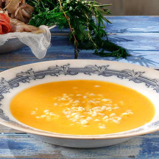 Παραδοσιακή ψαρόσουπα με ρύζι και αυγολέμονο