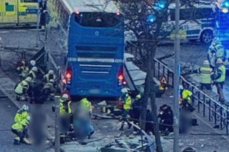 Στοκχόλμη: Λεωφορείο έπεσε σε στάση – 3 νεκροί