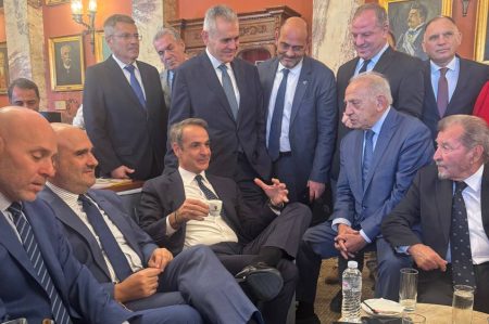 Το πηγαδάκι Μητσοτάκη στη Βουλή: Αιχμές, μπαλωθιές και εκλογικά υπονοούμενα