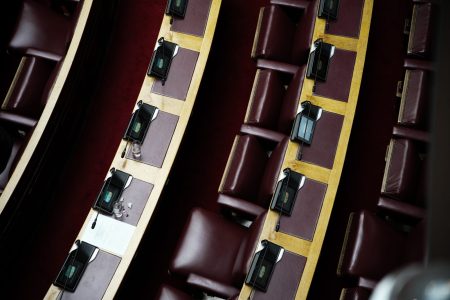 Θα φέρει ένας κόφτης την άνοιξη στη Βουλή; Βουλευτές απαντούν στο ΒΗΜΑ