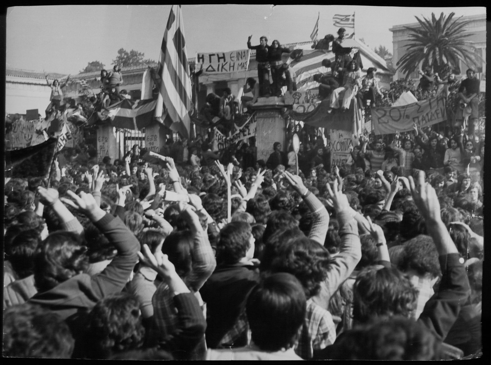 15 Νοεμβρίου 1973: Το δράμα της Εξέγερσης του Πολυτεχνείου κορυφώνεται