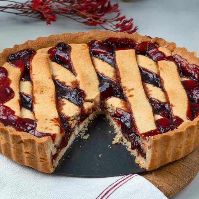 Αφράτη και τραγανή πάστα φλώρα με ζύμη σαν μπισκότο.