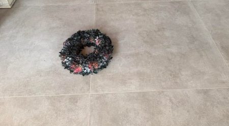 Ρόδος: Γάζωσαν σπίτι επιχειρηματία – Του άφησαν μαύρο στεφάνι