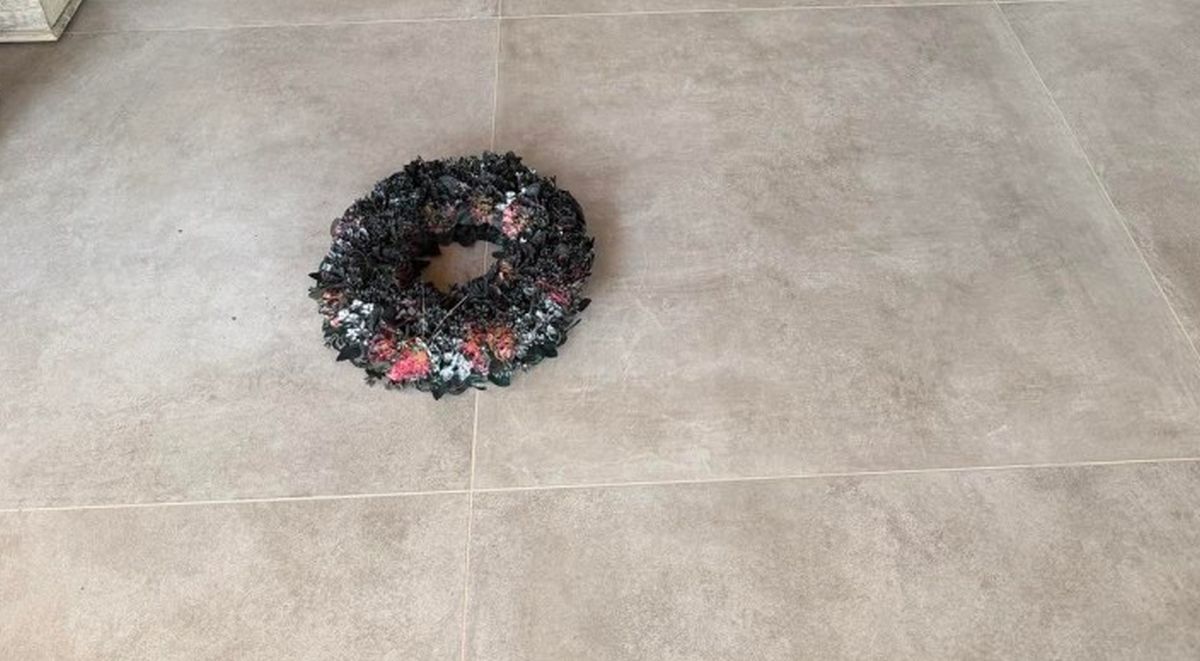 Ρόδος: Γάζωσαν σπίτι επιχειρηματία – Του άφησαν μαύρο στεφάνι